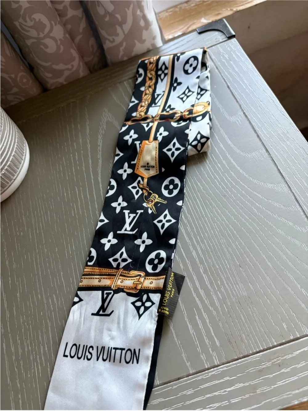 Louis Vuitton Black & White Silk twilly/bandeau